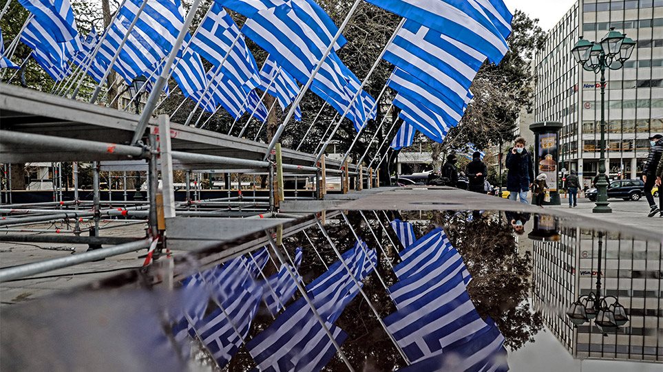 Θεσσαλονίκη: Η ελληνική σημαία κυματίζει σε δημόσια κτήρια και μπαλκόνια σπιτιών - ΕΛΛΑΔΑ