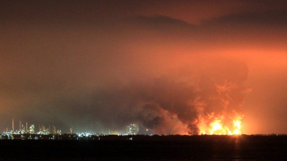 Ινδονησία: Στις φλόγες ένα από τα μεγαλύτερα διυλιστήρια πετρελαίου της χώρας - ΔΙΕΘΝΗ