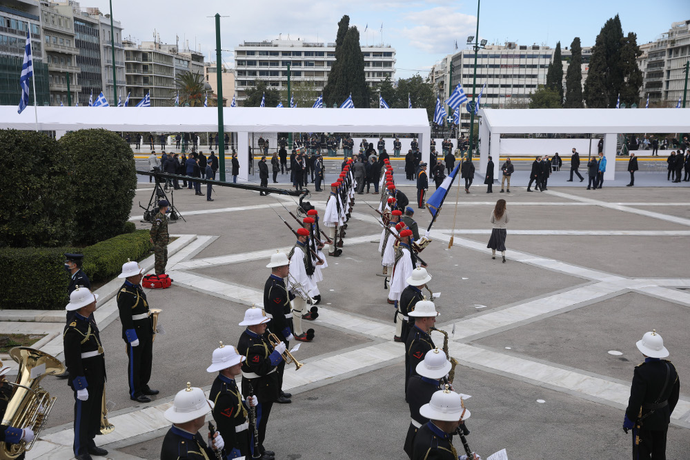 Σε κλίμα συγκίνησης και εθνικής υπερηφάνειας πραγματοποιήθηκε στο Σύνταγμα η τελετή κατάθεσης στεφάνων στο Μνημείο του Άγνωστου Στρατιώτη - ΕΛΛΑΔΑ