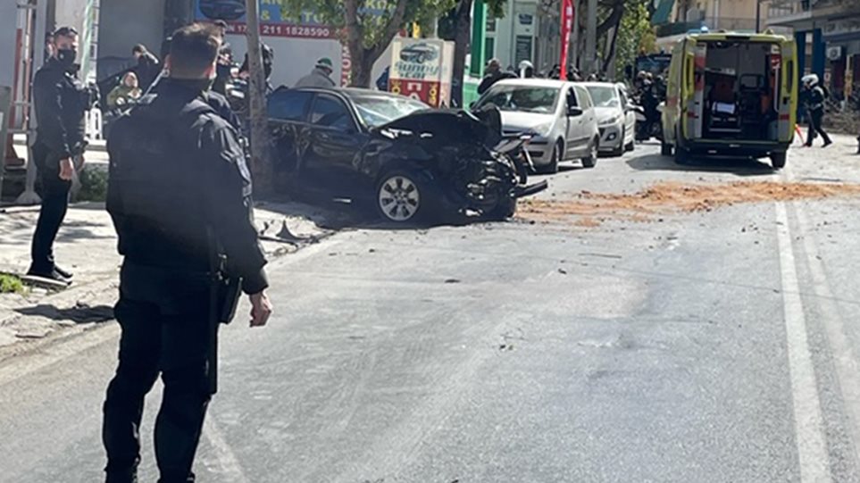 Αυτοκίνητο ξέφυγε από την πορεία του στη Λιοσίων στη διάρκεια καταδίωξης - Δύο τραυματίες - ΕΛΛΑΔΑ