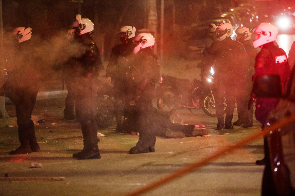 Άγρια επεισόδια με σοβαρό τραυματισμό αστυνομικού στην Νέα Σμύρνη - ΕΛΛΑΔΑ