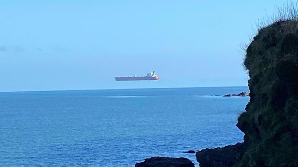 Το πλοίο... που αιωρείται στη θάλασσα της Κορνουάλης - ΔΙΕΘΝΗ