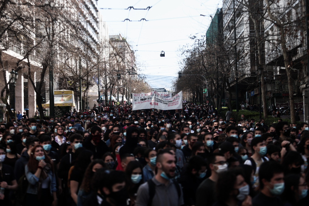 Πώς οι πορείες συνδέονται με την αύξηση των κρουσμάτων στην Ελλάδα - Οι διαδηλώσεις επιβαρύνουν την πανδημία σύμφωνα με έρευνα - ΕΛΛΑΔΑ