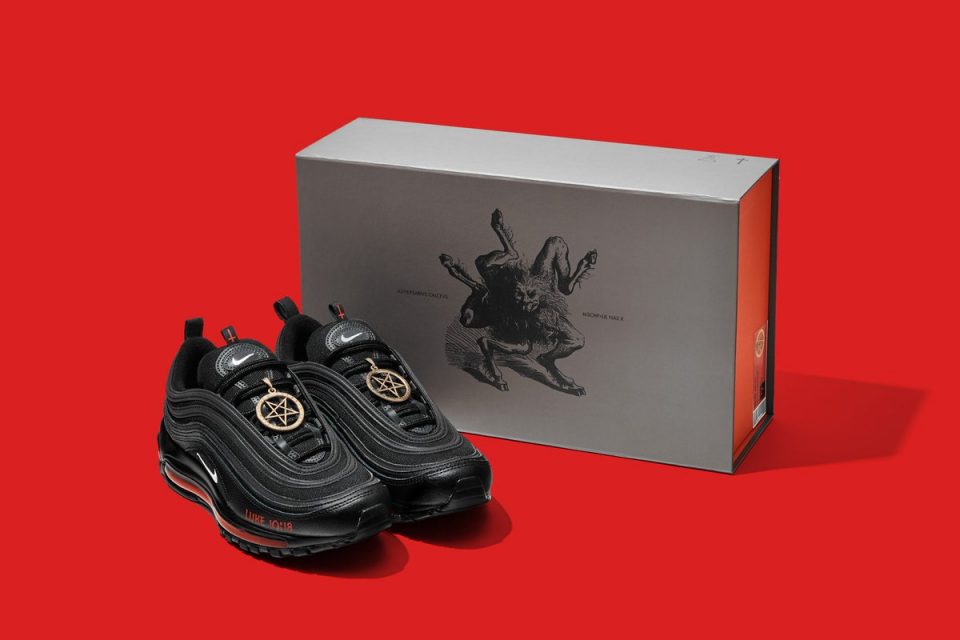 Σάλος στις ΗΠΑ με αθλητικά παπούτσια που φέρουν σατανιστικά σύμβολα και περιέχουν ανθρώπινο αίμα - ΔΙΕΘΝΗ