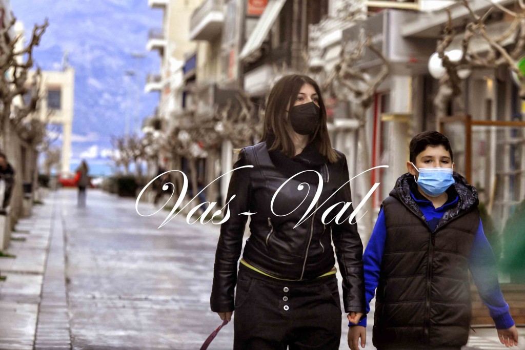 Μάσκες καλύπτουν τα απελπισμένα πρόσωπα των Κορίνθιων στο κέντρο της έρημης πόλης - ΚΟΡΙΝΘΙΑ
