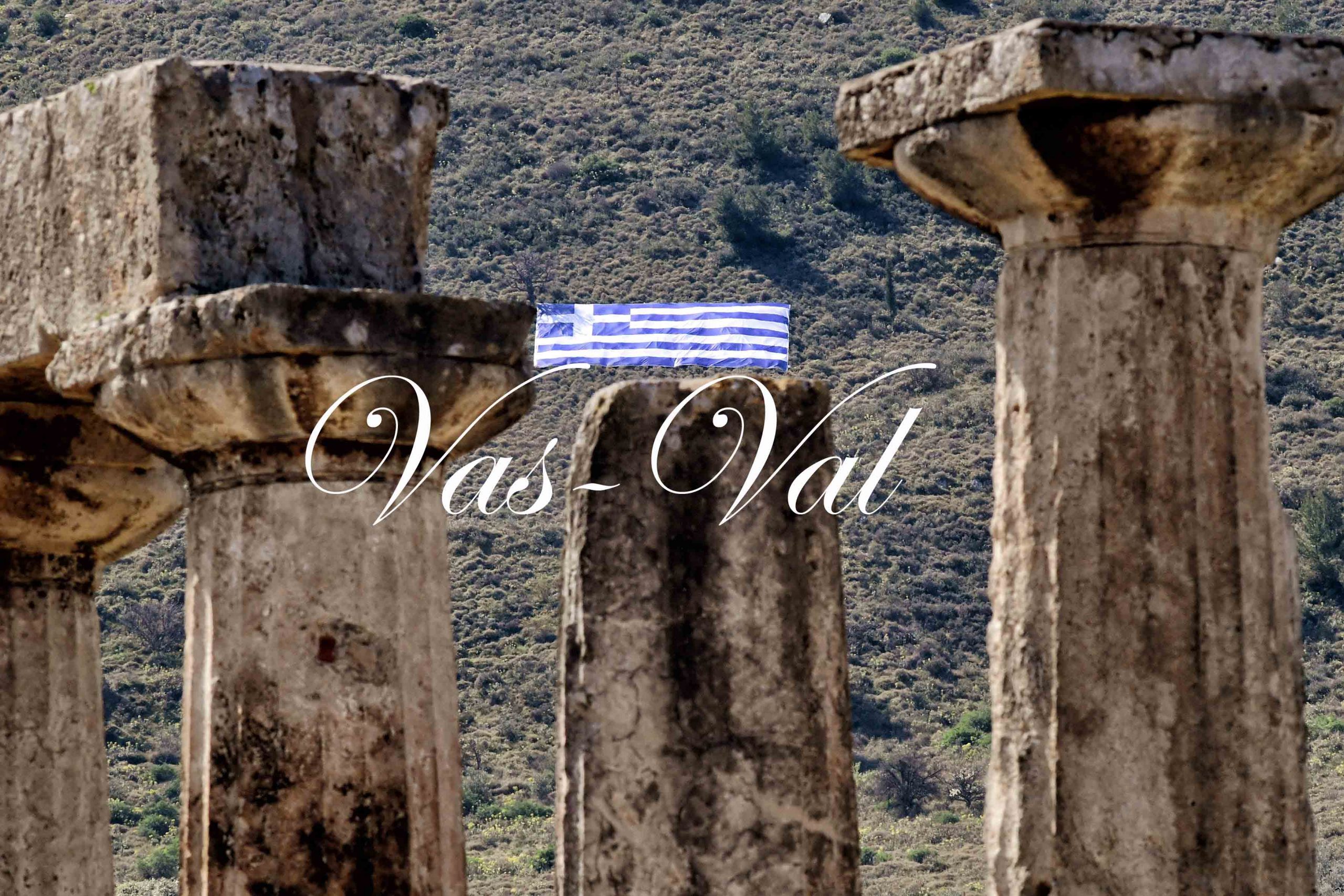 Ελληνική σημαία 200 τ.μ. τοποθετήθηκε κάτω από το κάστρο στην Αρχαία Κόρινθο  - ΚΟΡΙΝΘΙΑ