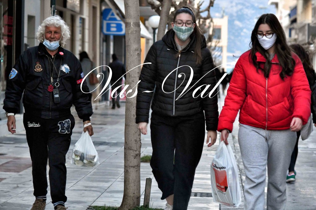 Μάσκες καλύπτουν τα απελπισμένα πρόσωπα των Κορίνθιων στο κέντρο της έρημης πόλης - ΚΟΡΙΝΘΙΑ