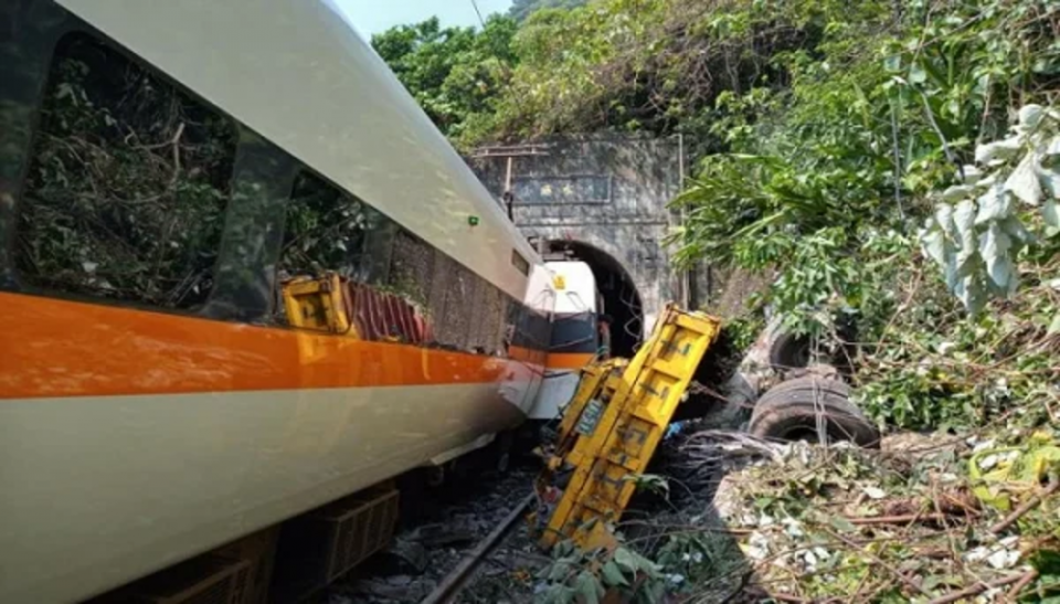 Σοκ στην Ταϊβάν: Εκτροχιασμός τρένου με 36 νεκρούς και δεκάδες τραυματίες - ΔΙΕΘΝΗ