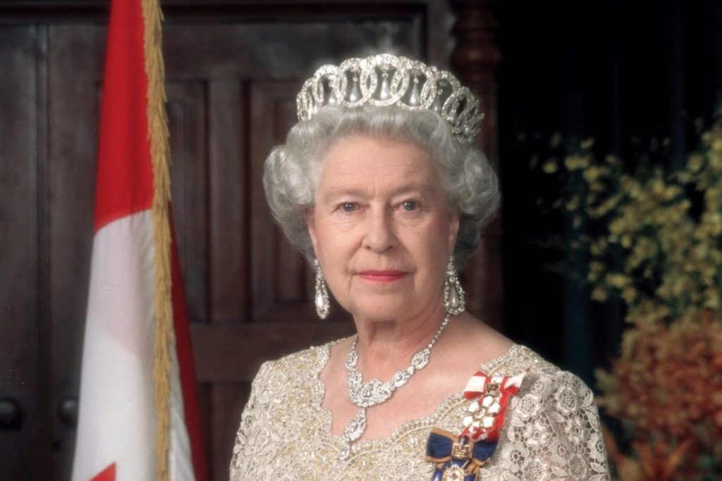 Γιατί δεν είναι πιθανό να παραιτηθεί η βασίλισσα Ελισάβετ μετά τον θάνατο του Φίλιππου - ΔΙΕΘΝΗ