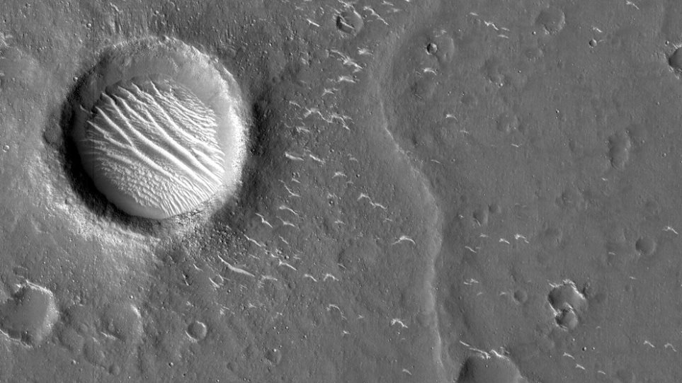 Οι πρώτες φωτογραφίες του Tianwen 1 από τον Άρη: Φαίνονται κρατήρες και αμμόλοφοι - ΠΕΡΙΕΡΓΑ