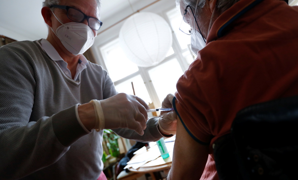 Γεραπετρίτης: Με Johnson & Johnson στο σπίτι από τις 15 Μαΐου ο εμβολιασμός για τους κατάκοιτους - ΕΛΛΑΔΑ