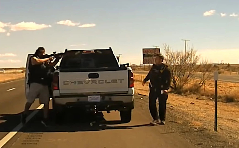 Βίντεο σοκ με τη στιγμή της δολοφονίας αστυνομικού στην άκρη του δρόμου από έμπορο ναρκωτικών [σκληρές εικόνες] - ΔΙΕΘΝΗ