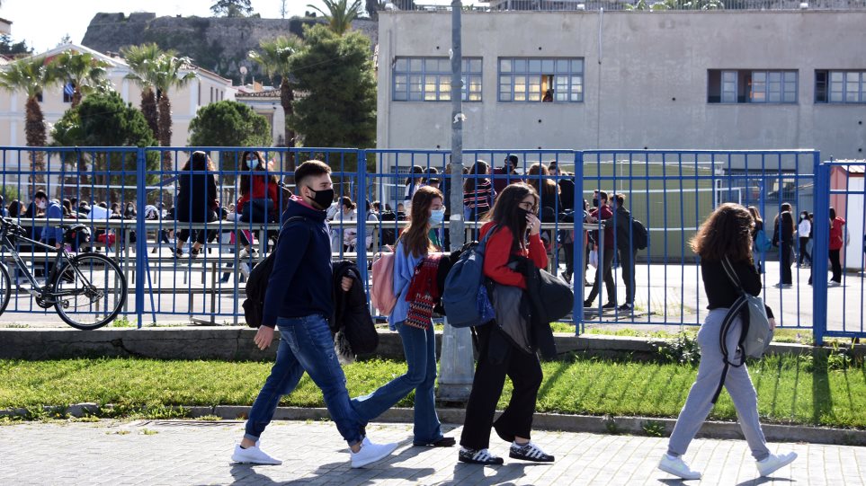 Δυσοίωνες προβλέψεις από τον Βασιλακόπουλο για το άνοιγμα των σχολείων: Δεν θα υπάρξει ασφάλεια - ΥΓΕΙΑ