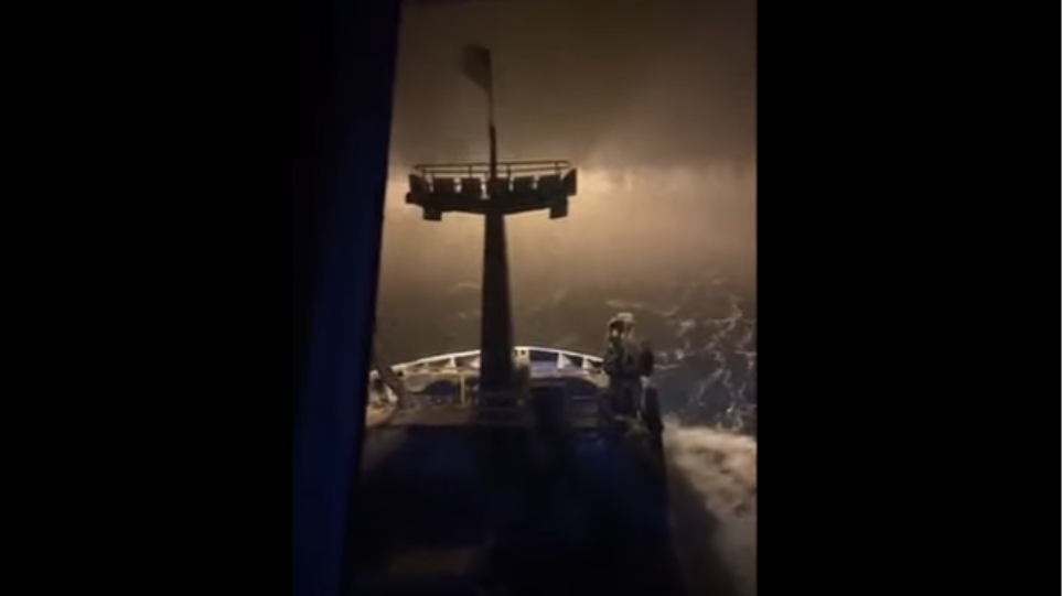 Ψαροκάικο περνάει μέσα από χιονοθύελλα - Δείτε το εντυπωσιακό βίντεο - ΠΕΡΙΕΡΓΑ