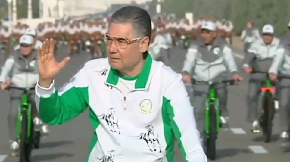 Τουρκμενιστάν: Ποδηλατάδα μετά μουσικής και χειροκροτημάτων για τον ηγέτη της χώρας - ΠΕΡΙΕΡΓΑ