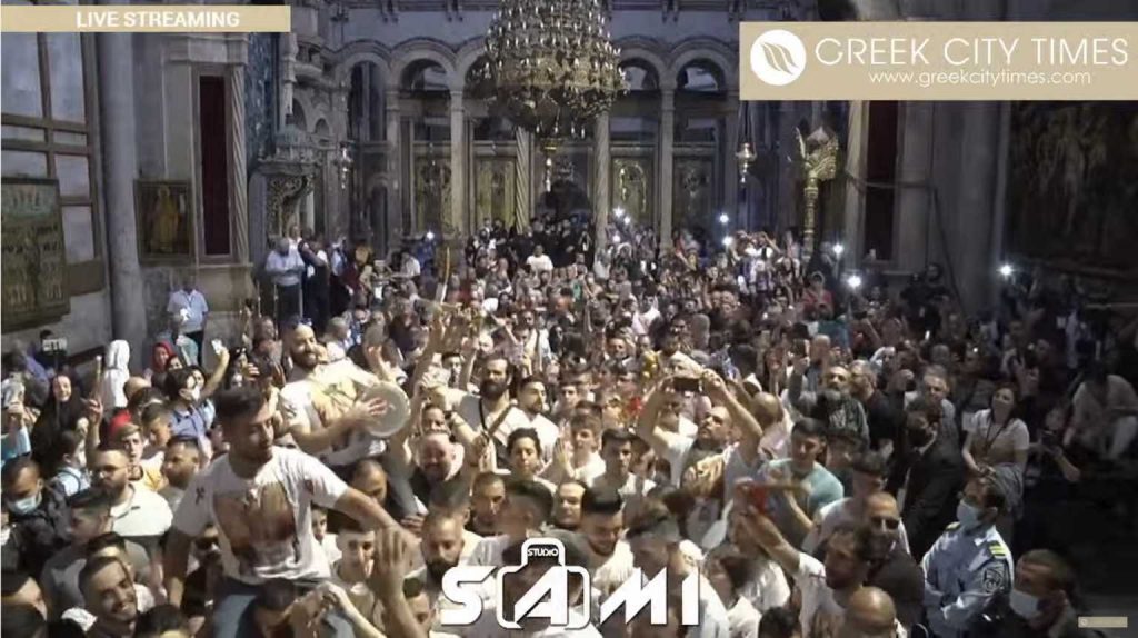 Ιερουσαλήμ: Τελετή αφής του Αγίου Φωτός – Πλήθος πιστών χορεύει και ψέλνει χωρίς μάσκες - ΕΚΚΛΗΣΙΑ