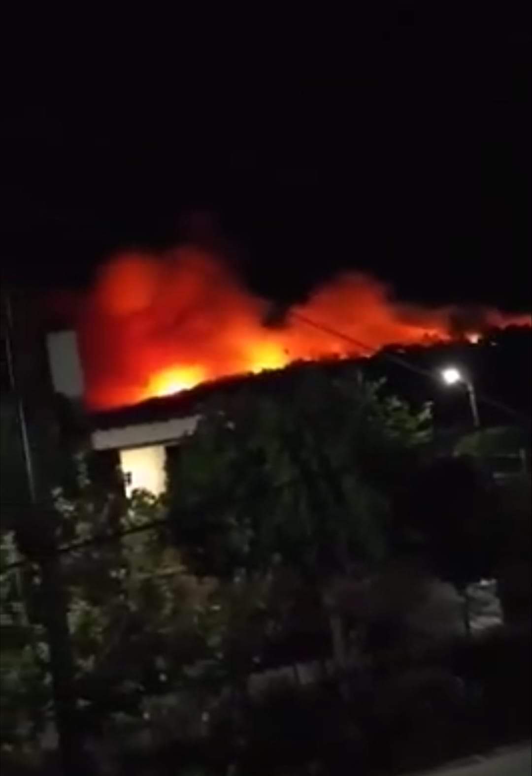 Μεγάλη φωτιά στο Σχίνο Λουτρακίου - Οι φλόγες έφτασαν στα σπίτια- Εκκενώνονται δύο χωριά - ΚΟΡΙΝΘΙΑ