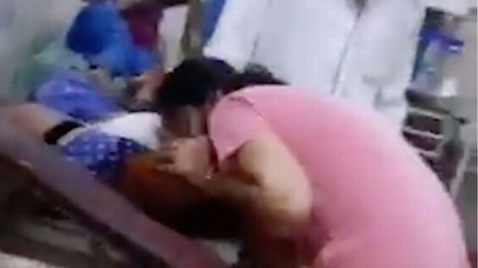 Βίντεο: Γυναίκα στην Ινδία επιχειρεί ανάνηψη στόμα με στόμα στη μητέρα της - ΔΙΕΘΝΗ