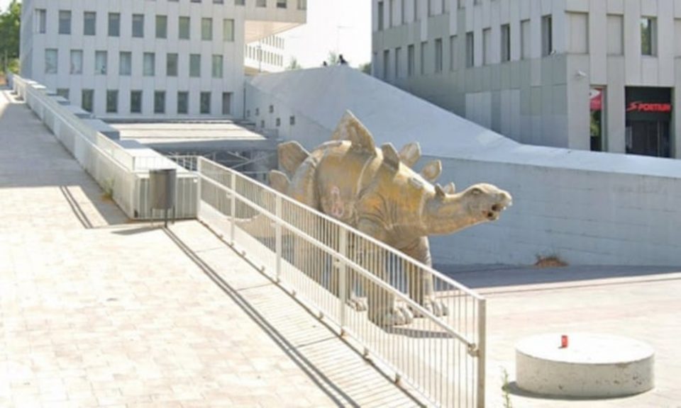 Ισπανία: Νεκρός άνδρας βρέθηκε στα…«εντόσθια» ενός αγάλματος δεινοσαύρου - ΔΙΕΘΝΗ