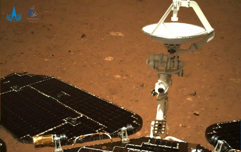 Το κινέζικο «Ζουρόνγκ» πάτησε στον πλανήτη Άρη – Εντυπωσιακές εικόνες - ΠΕΡΙΕΡΓΑ