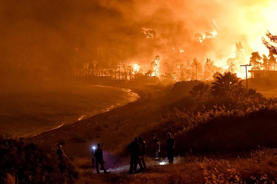Φωτιά στην Κορινθία: Εκκενώνονται οικισμοί από το Δερβένι έως τον Πευκενέα- Το SMS από το 112 - ΠΟΛΙΤΙΚΗ