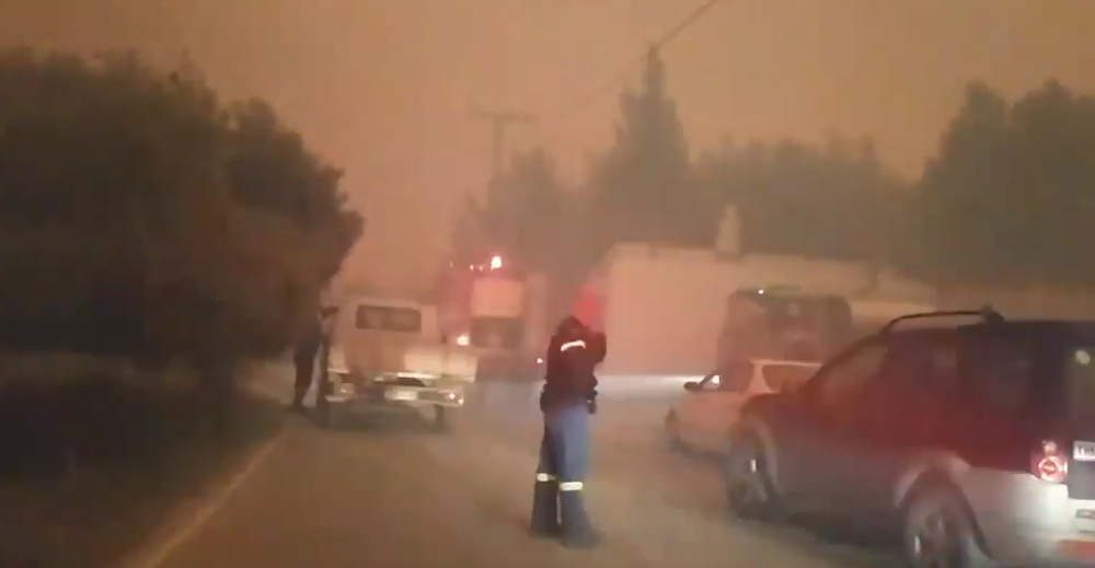 Φωτιά στα Γεράνεια Όρη: Η στιγμή που η πυρκαγιά εγκλώβισε πυροσβέστες και πολίτες [βίντεο] - ΕΛΛΑΔΑ