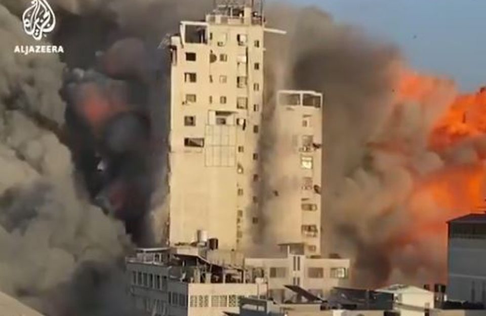 Γάζα: 14ώροφο κτίριο κατέρρευσε σαν χάρτινος πύργος μετά από βομβαρδισμό - ΔΙΕΘΝΗ