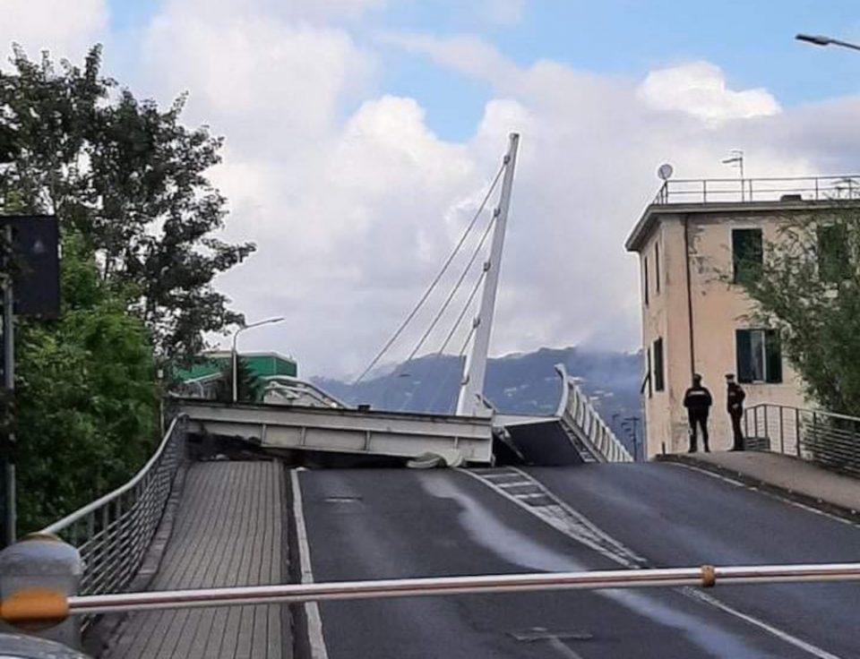 Ιταλία: Κινητή γέφυρα κατέρρευσε στα βόρεια της χώρας - ΔΙΕΘΝΗ