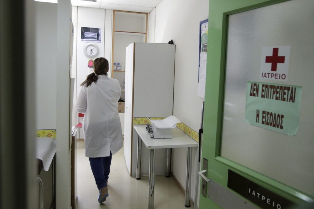 Λαμία: Σε Ψυχιατρικό Νοσοκομείο η γιατρός που απέτρεπε τον κόσμο να εμβολιαστεί - ΕΛΛΑΔΑ