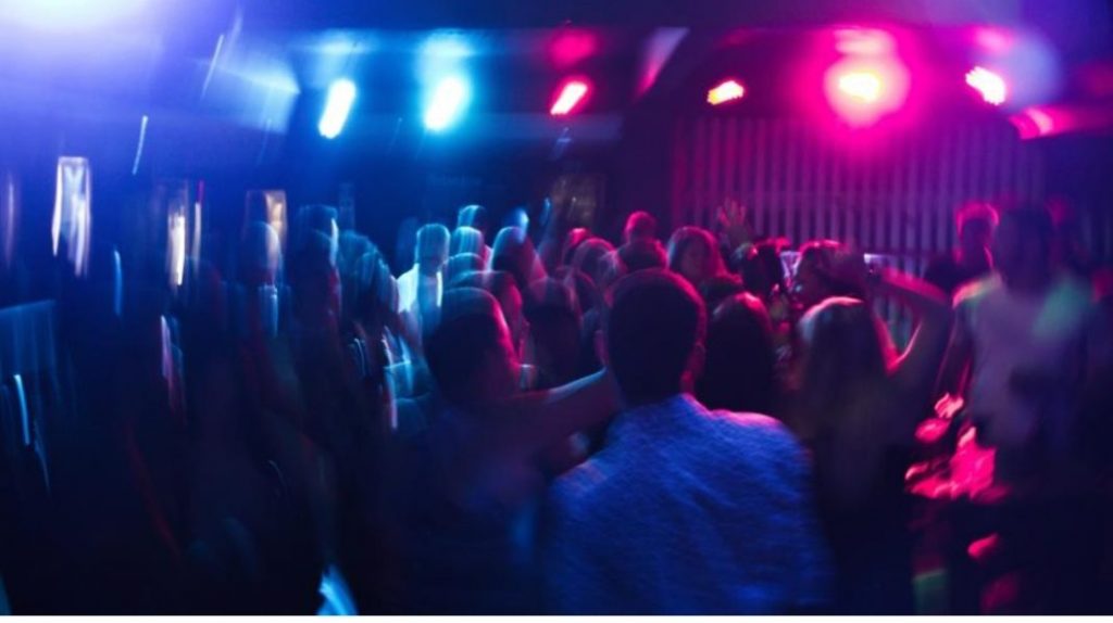 Πάτρα: Κορονοπάρτι χωρίς προφυλάξεις σε Παντάνασσα και Κάτω Αχαΐα - ΠΕΛΟΠΟΝΝΗΣΟΣ