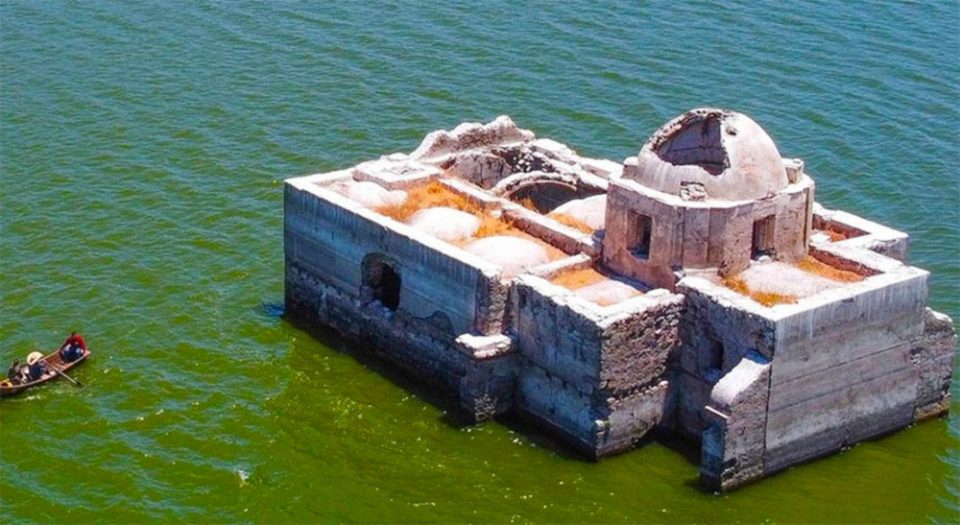 Μεξικό: Αναδύθηκε ξανά στην επιφάνεια ιστορική εκκλησία, που ήταν βυθισμένη σε λίμνη τα τελευταία 40 χρόνια - ΔΙΕΘΝΗ