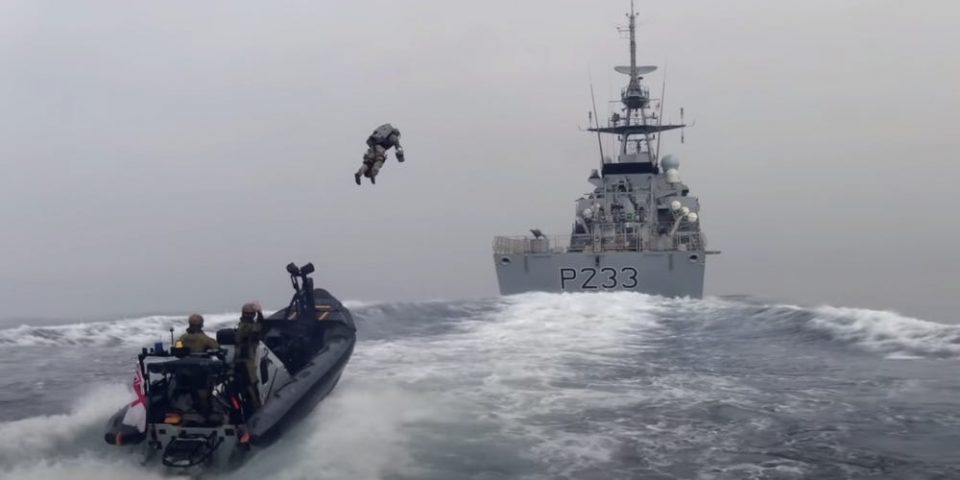 Οι «Iron Man» του βρετανικού Πολεμικού Ναυτικού επιβιβάζονται «πετώντας» σε πλοίο [εντυπωσιακά βίντεο] - ΔΙΕΘΝΗ