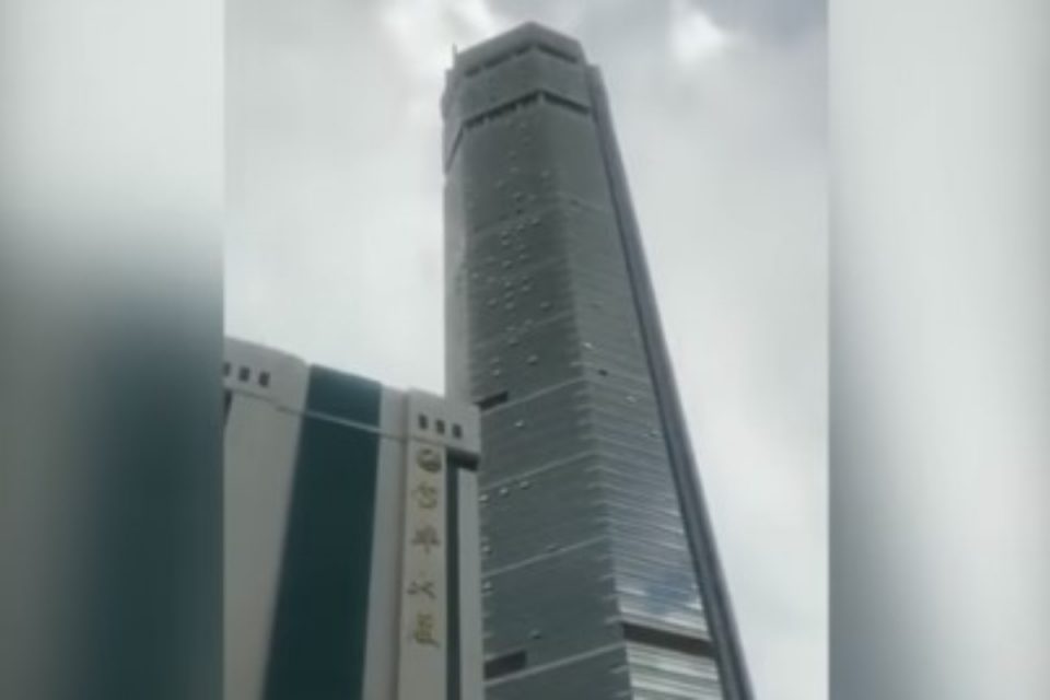 Πανικός στην Σεντζέν: Έτρεχαν σαν τρελοί οι κάτοικοι – «Έτρεμε» ουρανοξύστης ύψους 291 μέτρων [βίντεο] - ΠΕΡΙΕΡΓΑ