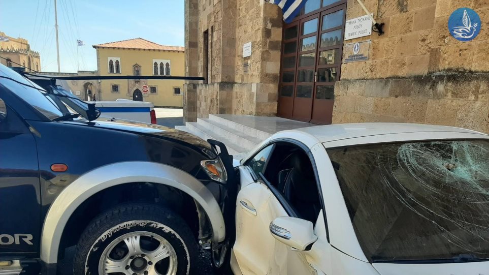 Ρόδος: Υπαστυνόμος κατέστρεψε το αυτοκίνητο Αστυνομικού Διευθυντή - Δείτε φωτογραφίες - ΕΛΛΑΔΑ