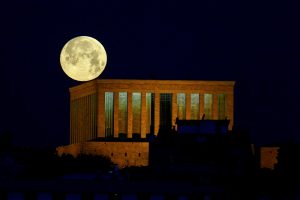 Μαγεύουν οι εικόνες: Φωτογραφίες από την εντυπωσιακή «υπερ-πανσέληνο» με έκλειψη της Σελήνης - ΔΙΕΘΝΗ