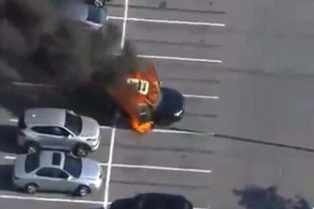ΗΠΑ: Έβαλε αντισηπτικό ενώ κάπνιζε και πήρε το αυτοκίνητο φωτιά [βίντεο] - ΔΙΕΘΝΗ
