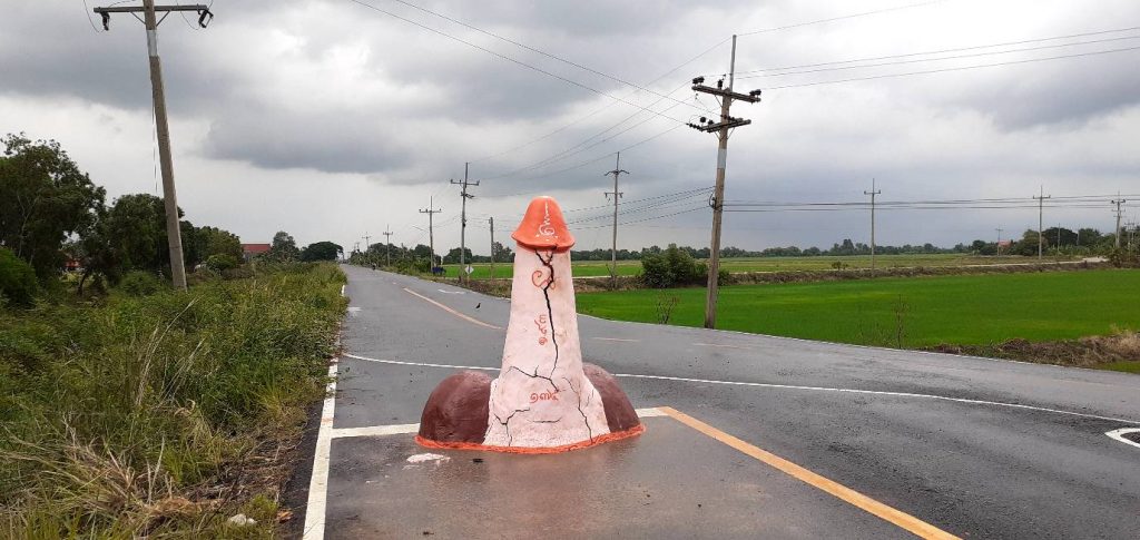 Ταϊλανδοί χωρικοί προσεύχονται να βρέξει γύρω από τεράστιο πέος: Κι έβρεξε - ΠΕΡΙΕΡΓΑ