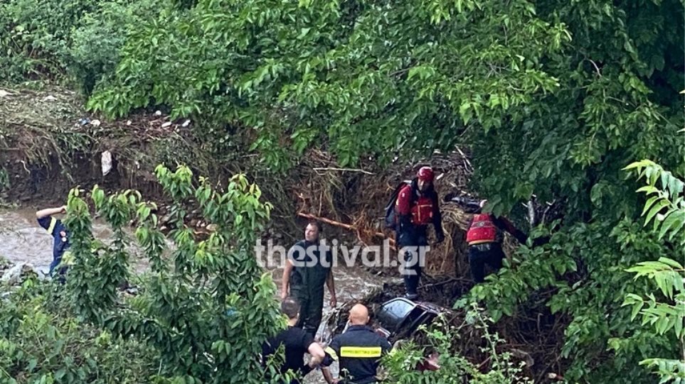 Θεσσαλονίκη: Ανέσυραν νεκρό από τα ορμητικά νερά - Εντοπίστηκε όχημα στην άκρη του ρέματος - Βίντεο σοκ - ΕΛΛΑΔΑ