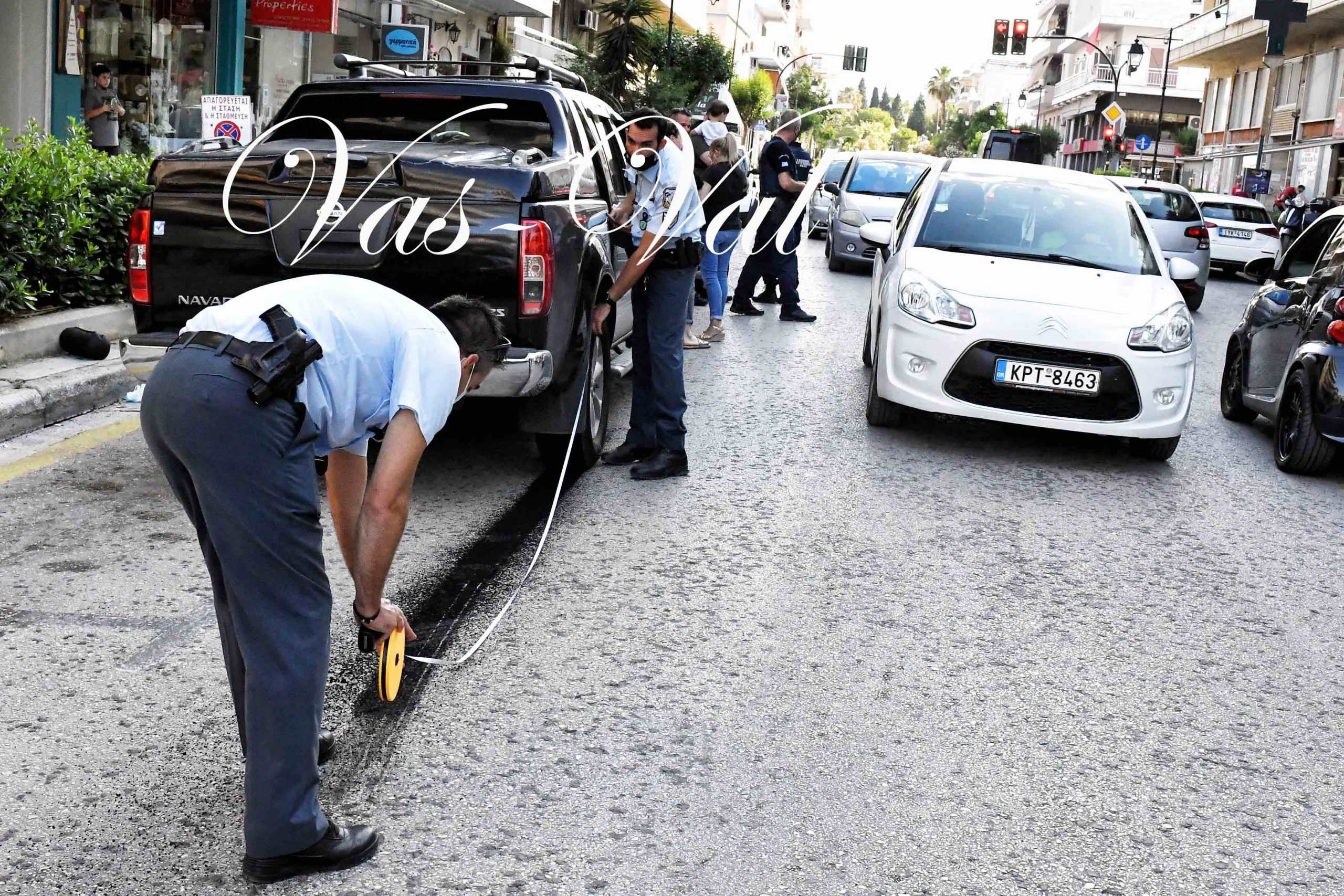 Κόρινθος - Βίντεο ντοκουμέντο: Οδηγός παθαίνει επιληπτική κρίση και παίρνει παραμάζωμα παρκαρισμένα αυτοκίνητα - ΚΟΡΙΝΘΙΑ