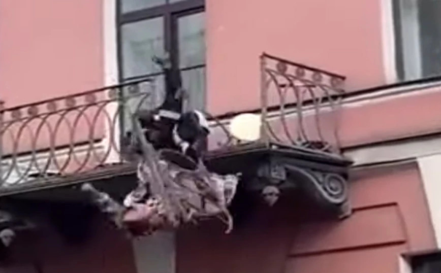 Τρομακτικό βίντεο με ζευγάρι που τσακώνεται και πέφτει από το μπαλκόνι - ΔΙΕΘΝΗ