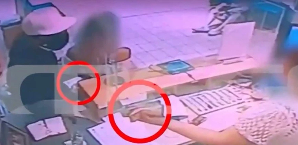 Βίντεο ντοκουμέντο από την ένοπλη ληστεία με όμηρο σε τράπεζα στη Νέα Φιλαδέλφεια - ΕΛΛΑΔΑ