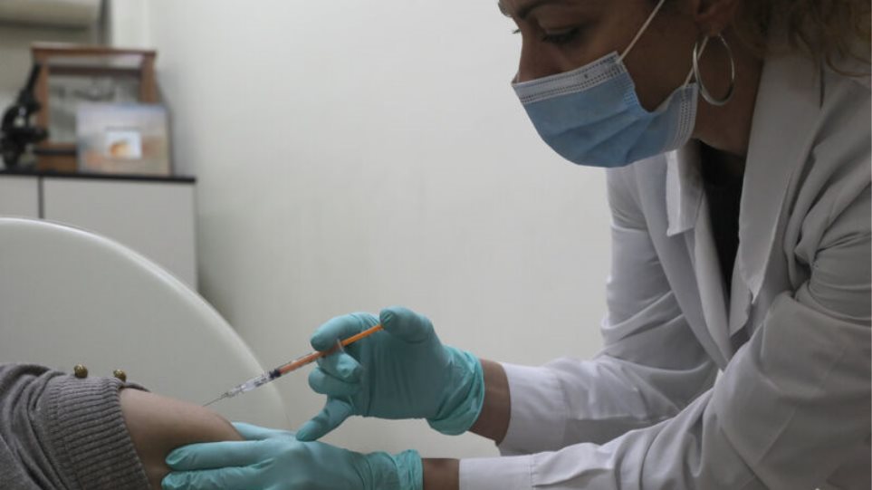 Κορονοϊός: Νέες οδηγίες για τους πλήρως εμβολιασμένους – Τι ισχύει αν έρθουν σε επαφή με κρούσμα - ΔΙΕΘΝΗ