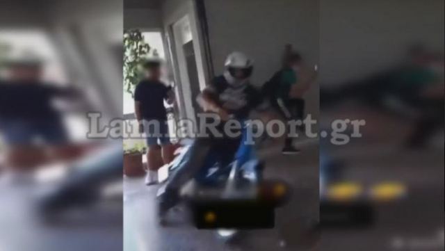 Λαμία: Μαθητής "μπούκαρε" με το μηχανάκι στο σχολείο κι έγινε χαμός - ΠΕΡΙΕΡΓΑ