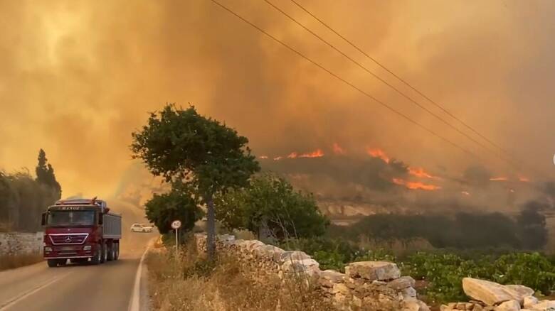 Πυρκαγιά στην Πάρο: «Μάχη» υπό δύσκολες συνθήκες – Χωρίς ενιαίο μέτωπο η φωτιά, διάσπαρτες οι εστίες - ΕΛΛΑΔΑ