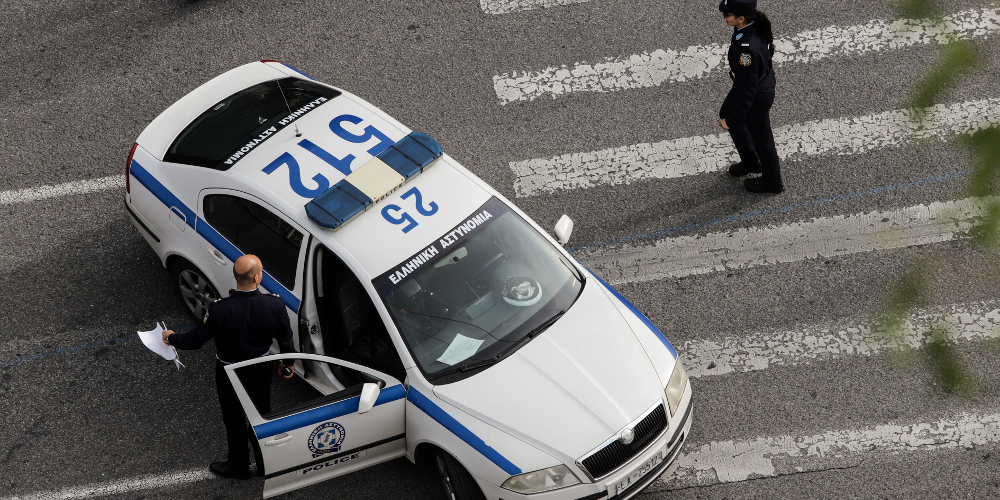 Χειροπέδες σε αστυνομικό που λήστευε υπαλλήλους σε βενζινάδικα - ΕΛΛΑΔΑ