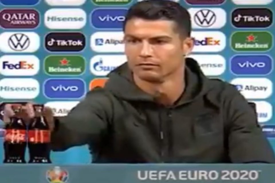 Euro 2020: Η απίστευτη αντίδραση του Ρονάλντο όταν είδε στη συνέντευξη Τύπου Coca-Cola [βίντεο] - ΑΘΛΗΤΙΚΑ