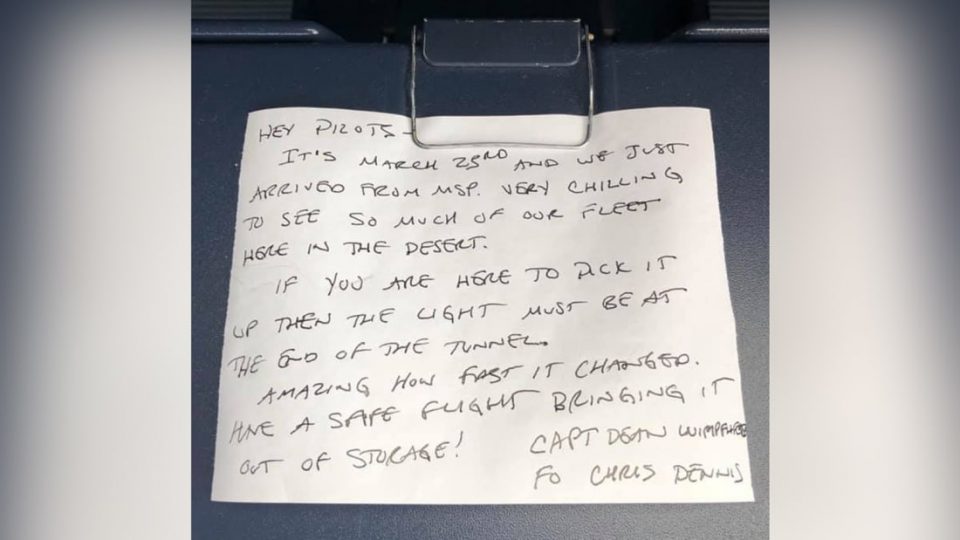 Πιλότος που απέσυρε το αεροσκάφος του λόγω πανδημίας αφήνει «ραβασάκι» για τους επόμενους- Τι έγραφε - ΔΙΕΘΝΗ