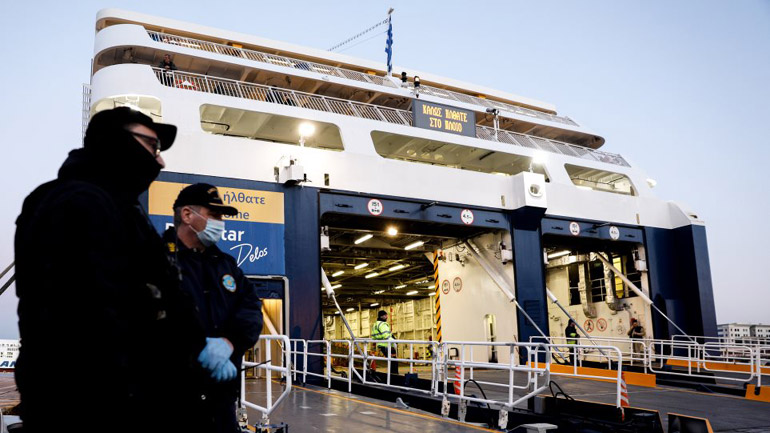 Στο Λιμενικό Σώμα ο έλεγχος των επιβατών για την επιβίβαση στα πλοία - ΕΛΛΑΔΑ