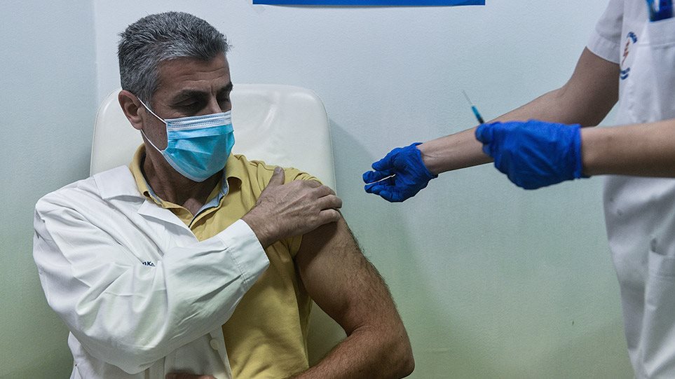 Υποχρεωτικός εμβολιασμός: Απανωτές συσκέψεις στο Μαξίμου – Με ποιες επαγγελματικές ομάδες θα ξεκινήσει - ΠΟΛΙΤΙΚΗ