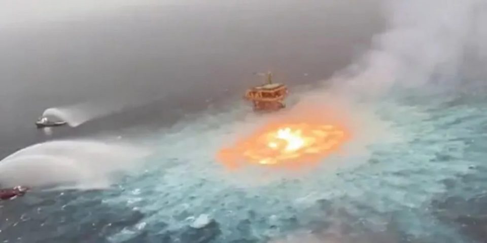 Συγκλονιστικές εικόνες: Φωτιά στην επιφάνεια του ωκεανού στον Κόλπο του Μεξικό - ΔΙΕΘΝΗ